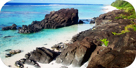 >>> Famous magic Black Rock basalt boulder in Nikao / &copy; cookislands.com