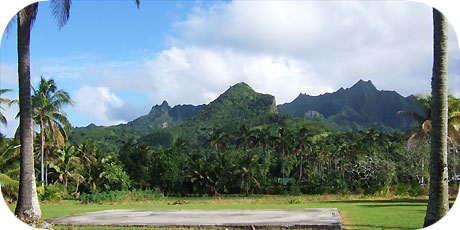 >>> Rarotonga&acute;s tallest peak Te Manga on the right / photo &copy; cookislands.com