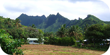 >>> Jagged mountain backdrop from Turangi / photo &copy; cookislands.com