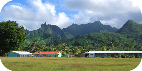 >>> mountains behind Takitumu Primary school / photo &copy; cookislands.com