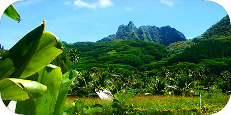 >>> Te Atukura mountain seen from Matavera / photo &copy; cookislands.com