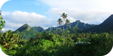 >>> Mountain scenery as seen from Upper Tupapa / photo &copy; cookislands.com