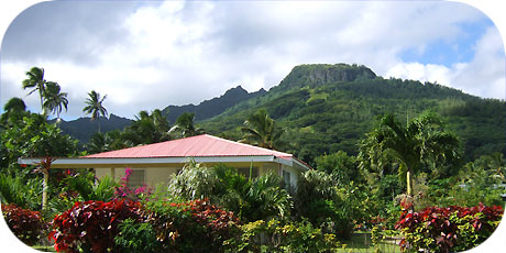 >>> Mount Raemaru sits at the back of Arorangi / photo &copy; cookislands.com