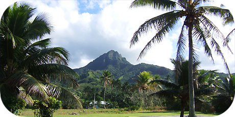 >>> Mount Ikurangi seen from the main road / photo &copy; cookislands.com