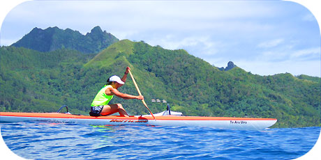>>> view from the ocean onto Arore hill / photo &copy; cookislands.com