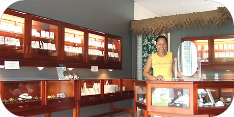 Paka&acute;s pearlshop in Avarua / Rarotonga with its friendly shopkeeper