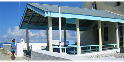 >>> women entering church &copy; Halina Sydow