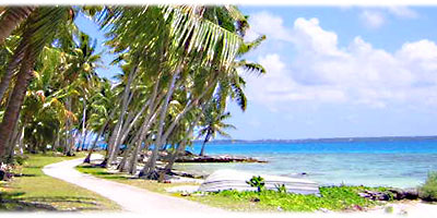 >>> Curved beach road on Manihiki coast &copy; Halina Sydow